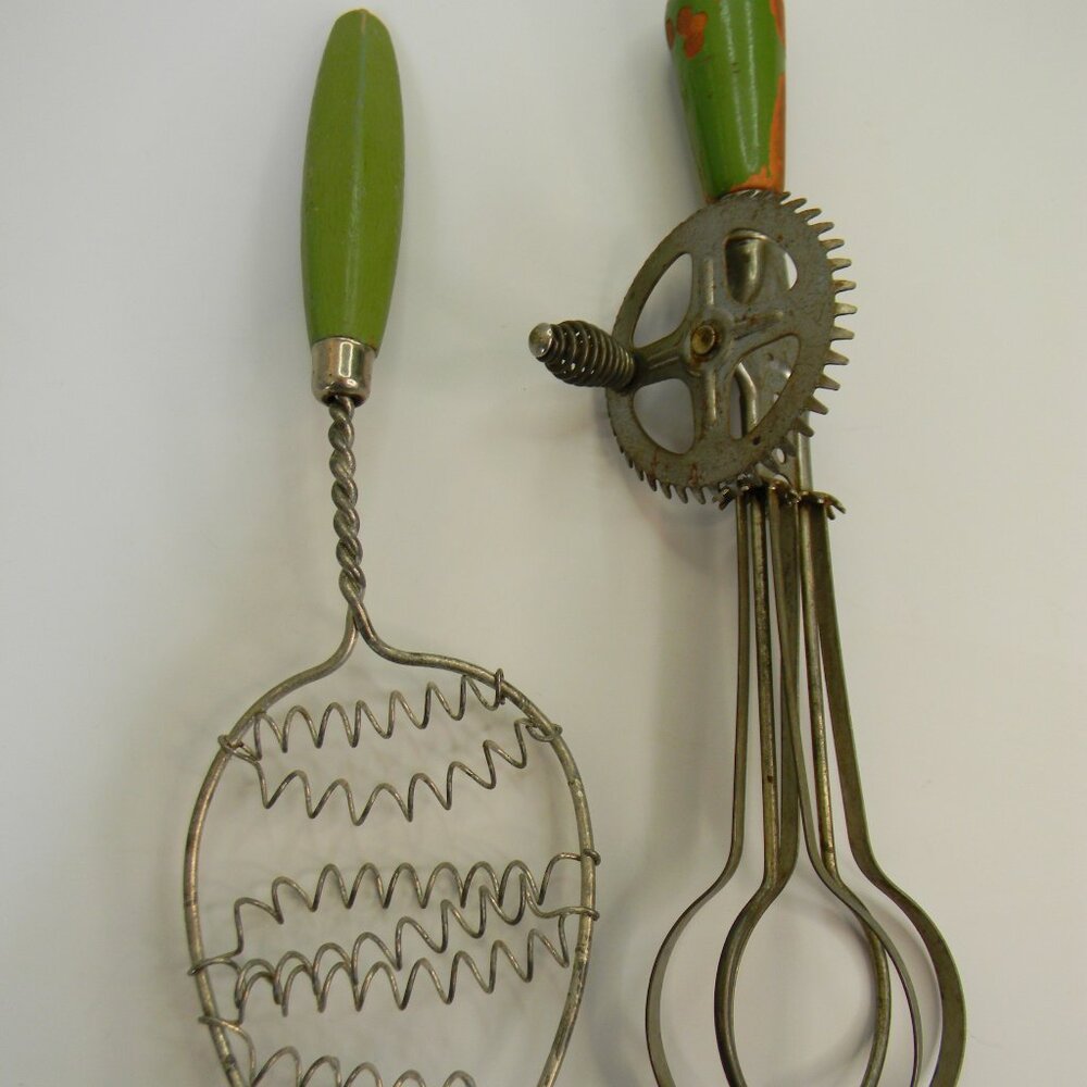 Vintage 1923 Patent A&J Hand Crank Egg Beater Green Wood Handle – Matching Wisk
